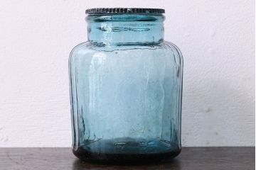 アンティーク雑貨　アンティーク　涼しげな色合い桜の模様が魅力的な蓋付きガラス瓶(ガラスビン)(2)