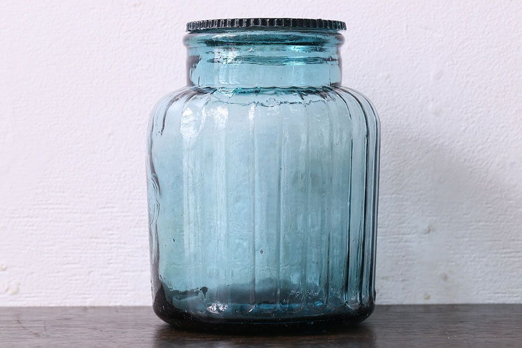 アンティーク雑貨　アンティーク　涼しげな色合い桜の模様が魅力的な蓋付きガラス瓶(ガラスビン)(2)