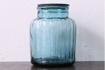 アンティーク雑貨　アンティーク　涼しげな色合い桜の模様が魅力的な蓋付きガラス瓶(ガラスビン)(2)