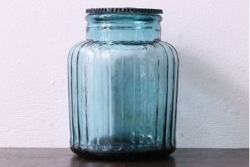 アンティーク雑貨　アンティーク　涼しげな色合い桜の模様が魅力的な蓋付きガラス瓶(ガラスビン)(2)