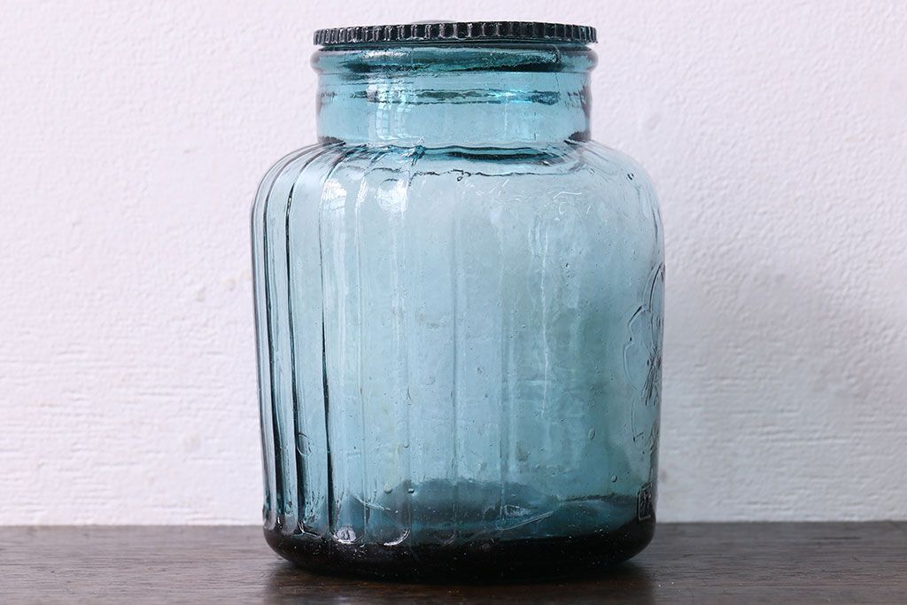 アンティーク雑貨　アンティーク　涼しげな色合い桜の模様が魅力的な蓋付きガラス瓶(ガラスビン)(2)