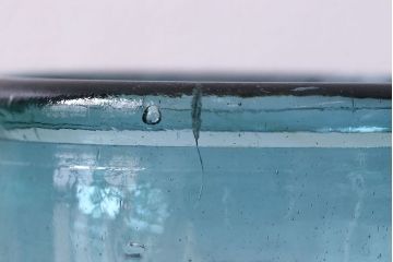 アンティーク雑貨　アンティーク　涼しげな色合い桜の模様が魅力的な蓋付きガラス瓶(ガラスビン)(2)