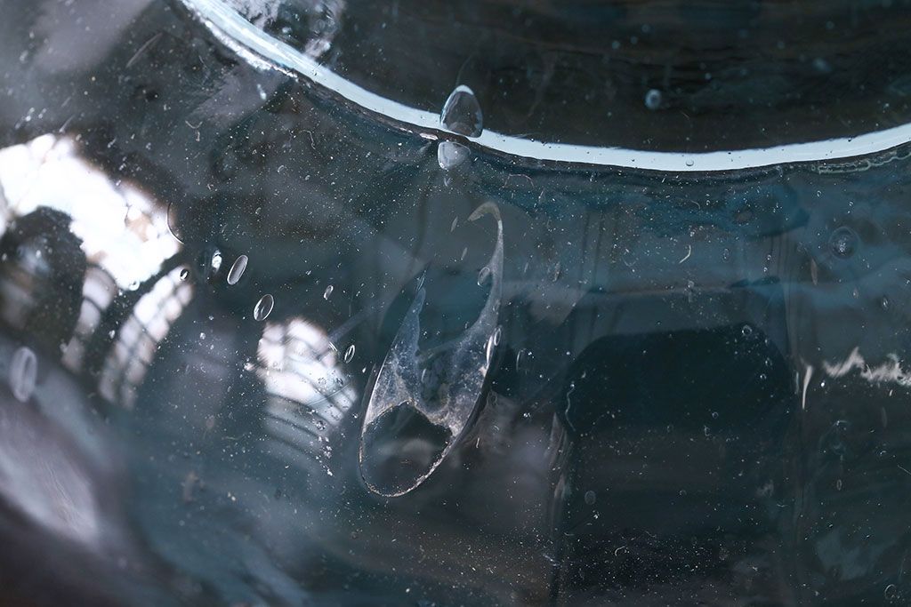 アンティーク雑貨　アンティーク　涼しげな色合い桜の模様が魅力的な蓋付きガラス瓶(ガラスビン)(2)