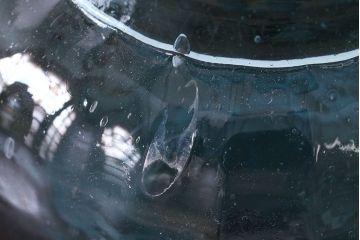 アンティーク雑貨　アンティーク　涼しげな色合い桜の模様が魅力的な蓋付きガラス瓶(ガラスビン)(2)