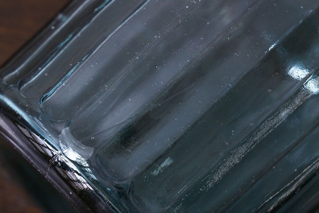 アンティーク雑貨　アンティーク　涼しげな色合い桜の模様が魅力的な蓋付きガラス瓶(ガラスビン)(2)