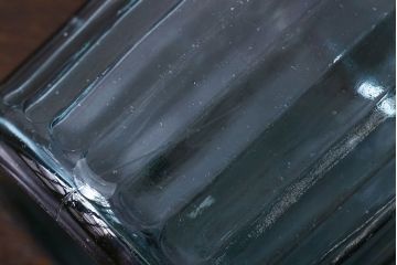 アンティーク雑貨　アンティーク　涼しげな色合い桜の模様が魅力的な蓋付きガラス瓶(ガラスビン)(2)