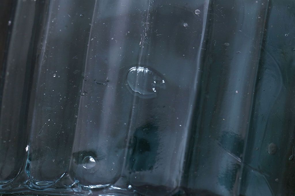 アンティーク雑貨　アンティーク　涼しげな色合い桜の模様が魅力的な蓋付きガラス瓶(ガラスビン)(2)