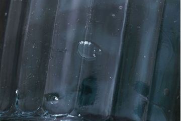 アンティーク雑貨　アンティーク　涼しげな色合い桜の模様が魅力的な蓋付きガラス瓶(ガラスビン)(2)