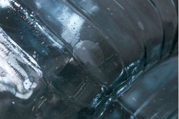 アンティーク雑貨　アンティーク　涼しげな色合い桜の模様が魅力的な蓋付きガラス瓶(ガラスビン)(2)