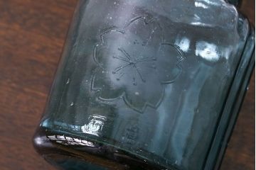 アンティーク雑貨　アンティーク　涼しげな色合い桜の模様が魅力的な蓋付きガラス瓶(ガラスビン)(2)