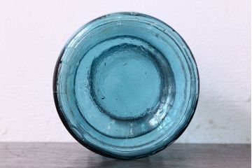 アンティーク雑貨　アンティーク　涼しげな色合い桜の模様が魅力的な蓋付きガラス瓶(ガラスビン)(2)