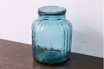 アンティーク雑貨　アンティーク　涼しげな色合い桜の模様が魅力的な蓋付きガラス瓶(ガラスビン)(3)