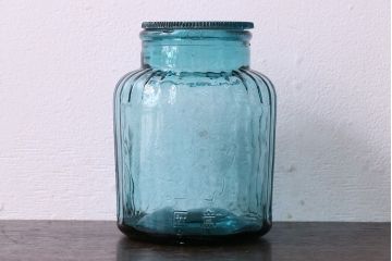 アンティーク雑貨　アンティーク　涼しげな色合い桜の模様が魅力的な蓋付きガラス瓶(ガラスビン)(3)