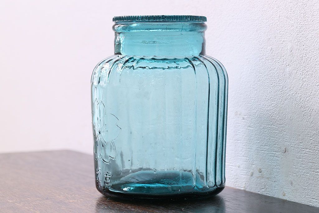 アンティーク雑貨　アンティーク　涼しげな色合い桜の模様が魅力的な蓋付きガラス瓶(ガラスビン)(3)