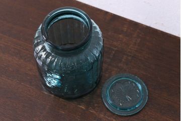 アンティーク雑貨　アンティーク　涼しげな色合い桜の模様が魅力的な蓋付きガラス瓶(ガラスビン)(3)