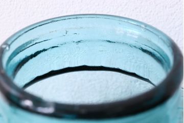 アンティーク雑貨　アンティーク　涼しげな色合い桜の模様が魅力的な蓋付きガラス瓶(ガラスビン)(3)