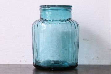 アンティーク雑貨　アンティーク　涼しげな色合い桜の模様が魅力的な蓋付きガラス瓶(ガラスビン)(3)