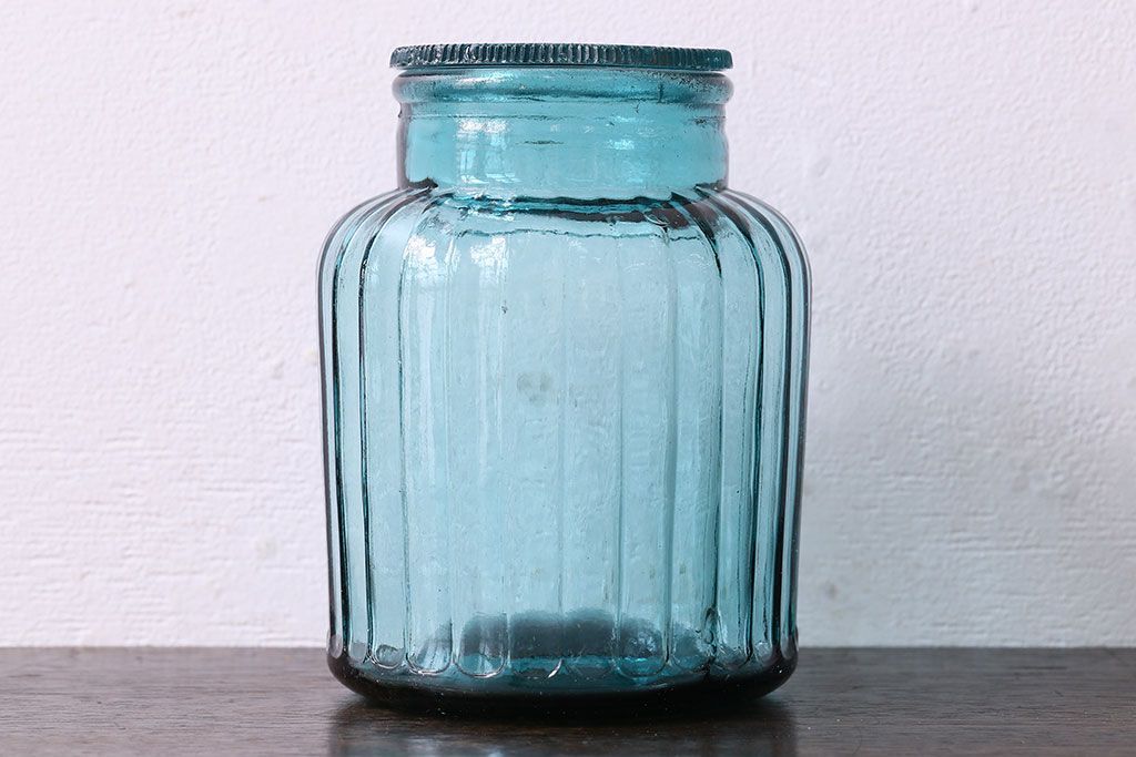 アンティーク雑貨　アンティーク　涼しげな色合い桜の模様が魅力的な蓋付きガラス瓶(ガラスビン)(3)