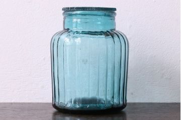 アンティーク雑貨　アンティーク　涼しげな色合い桜の模様が魅力的な蓋付きガラス瓶(ガラスビン)(3)