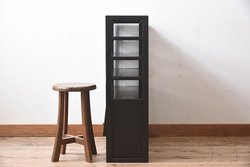 アンティーク家具　和製アンティーク　珍しいデザインが魅力的なオリジナルペイントの収納棚(飾り棚、陳列棚、下駄箱)