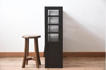 アンティーク家具　和製アンティーク　珍しいデザインが魅力的なオリジナルペイントの収納棚(飾り棚、陳列棚、下駄箱)