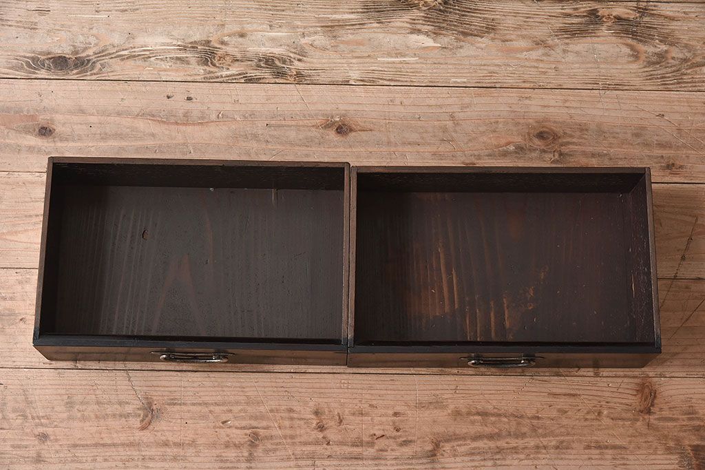 アンティーク家具　和製アンティーク　珍しいデザインが魅力的なオリジナルペイントの収納棚(飾り棚、陳列棚、下駄箱)