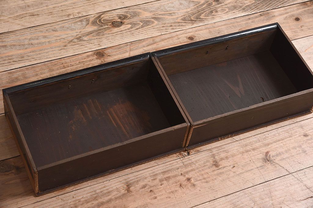 アンティーク家具　和製アンティーク　珍しいデザインが魅力的なオリジナルペイントの収納棚(飾り棚、陳列棚、下駄箱)