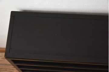 アンティーク家具　和製アンティーク　珍しいデザインが魅力的なオリジナルペイントの収納棚(飾り棚、陳列棚、下駄箱)