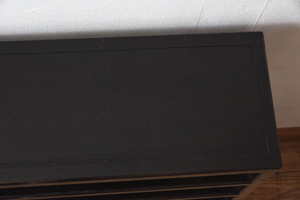 アンティーク家具　和製アンティーク　珍しいデザインが魅力的なオリジナルペイントの収納棚(飾り棚、陳列棚、下駄箱)