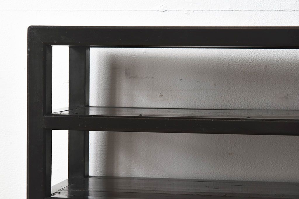 アンティーク家具　和製アンティーク　珍しいデザインが魅力的なオリジナルペイントの収納棚(飾り棚、陳列棚、下駄箱)