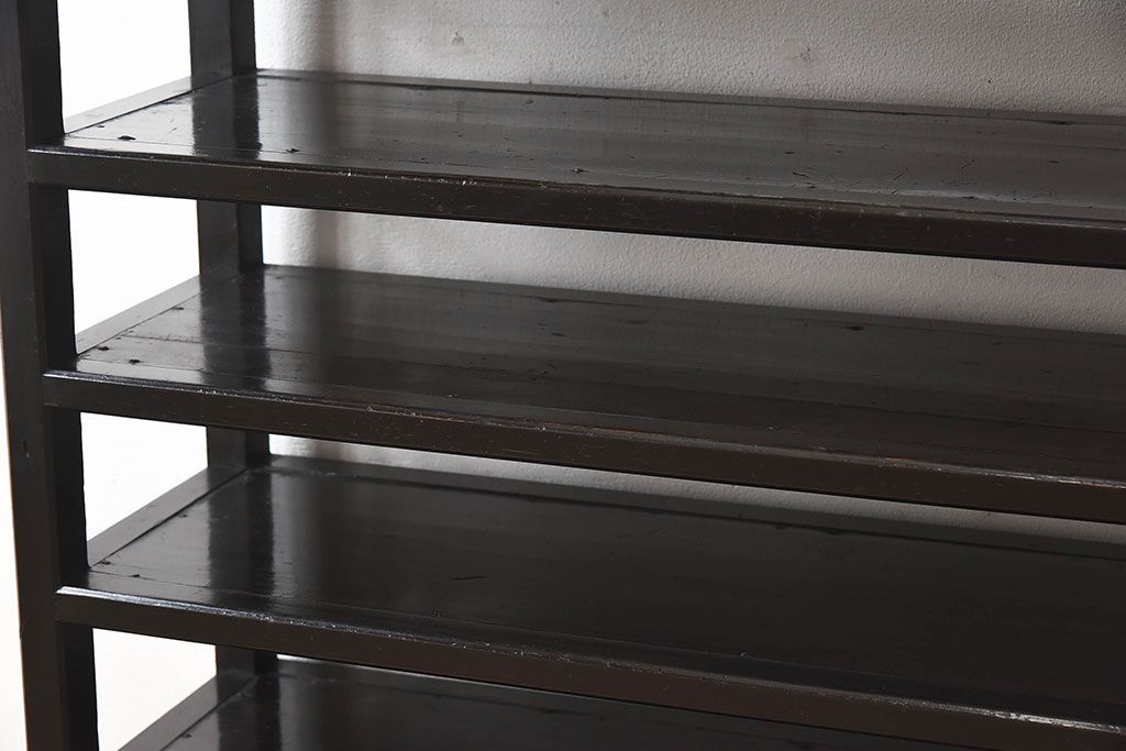 アンティーク家具　和製アンティーク　珍しいデザインが魅力的なオリジナルペイントの収納棚(飾り棚、陳列棚、下駄箱)