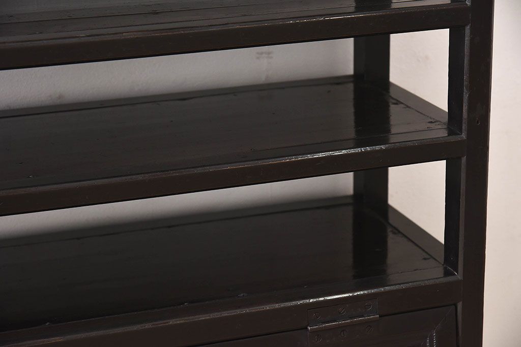 アンティーク家具　和製アンティーク　珍しいデザインが魅力的なオリジナルペイントの収納棚(飾り棚、陳列棚、下駄箱)