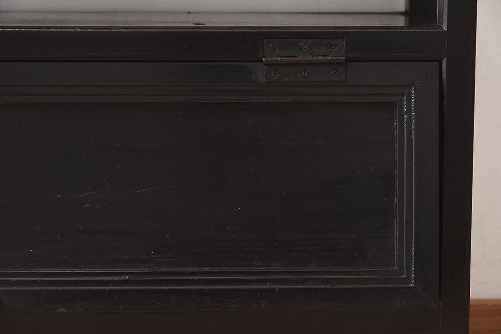 アンティーク家具　和製アンティーク　珍しいデザインが魅力的なオリジナルペイントの収納棚(飾り棚、陳列棚、下駄箱)