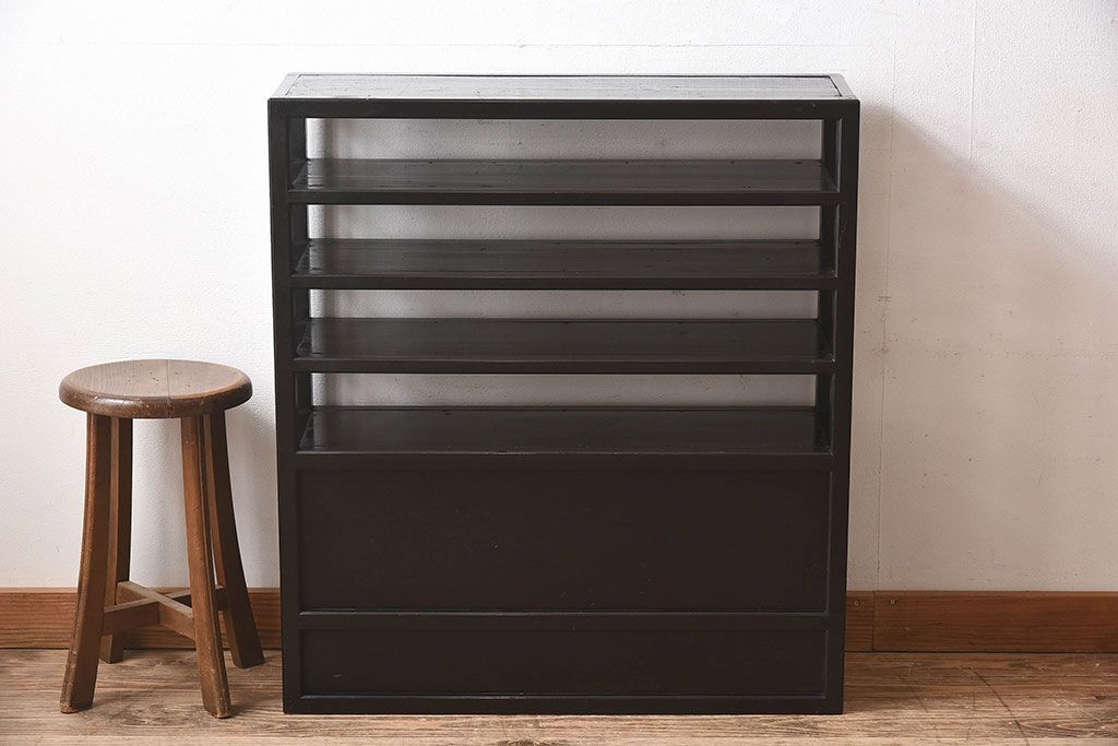 アンティーク家具　和製アンティーク　珍しいデザインが魅力的なオリジナルペイントの収納棚(飾り棚、陳列棚、下駄箱)