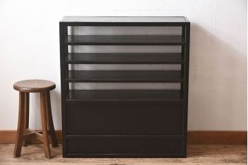 アンティーク家具　和製アンティーク　珍しいデザインが魅力的なオリジナルペイントの収納棚(飾り棚、陳列棚、下駄箱)