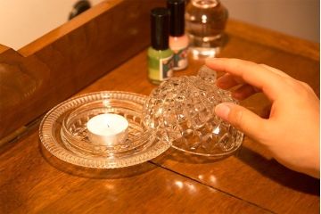 アンティーク雑貨　イギリスビンテージ　華やかなデザインの蓋付き小物入れ(プレスガラス、テーブルウェア)