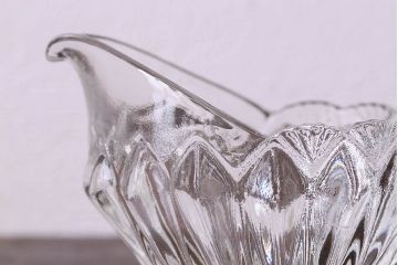 アンティーク雑貨　イギリスビンテージ　上品なデザインのガラス製ジャグ(ピッチャー、水差し)