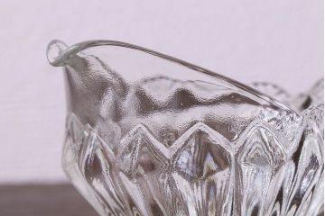 アンティーク雑貨　イギリスビンテージ　上品なデザインのガラス製ジャグ(ピッチャー、水差し)