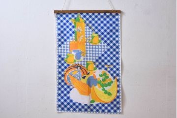 アンティーク雑貨　ハンガリー製　BDUAPRINT　色と絵が可愛らしいタペストリー(布)
