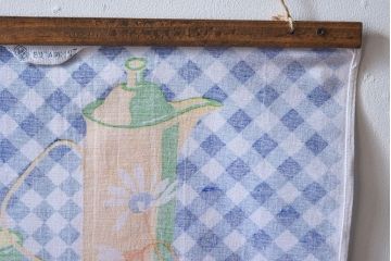 アンティーク雑貨　ハンガリー製　BDUAPRINT　色と絵が可愛らしいタペストリー(布)