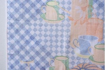 アンティーク雑貨　ハンガリー製　BDUAPRINT　色と絵が可愛らしいタペストリー(布)