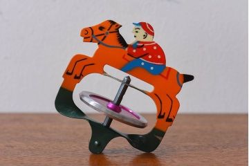 アンティーク雑貨　昭和レトロ　タイガー商会　T.K　ジョッキーゴマ(輸出用)(1)