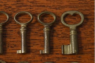アンティーク雑貨　イギリスアンティーク　シャビーな雰囲気が魅力的なキー(鍵、カギ)10本セット(1)