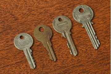 アンティーク雑貨　イギリスアンティーク　シャビーな雰囲気が魅力的なキー(鍵、カギ)4本セット