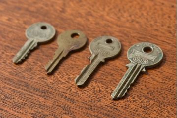アンティーク雑貨　イギリスアンティーク　シャビーな雰囲気が魅力的なキー(鍵、カギ)4本セット