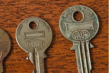 アンティーク雑貨　イギリスアンティーク　シャビーな雰囲気が魅力的なキー(鍵、カギ)4本セット