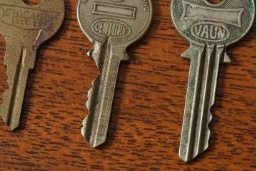 アンティーク雑貨　イギリスアンティーク　シャビーな雰囲気が魅力的なキー(鍵、カギ)4本セット