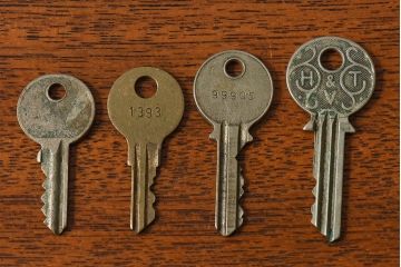 アンティーク雑貨　イギリスアンティーク　シャビーな雰囲気が魅力的なキー(鍵、カギ)4本セット