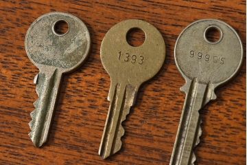 アンティーク雑貨　イギリスアンティーク　シャビーな雰囲気が魅力的なキー(鍵、カギ)4本セット