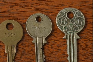 アンティーク雑貨　イギリスアンティーク　シャビーな雰囲気が魅力的なキー(鍵、カギ)4本セット